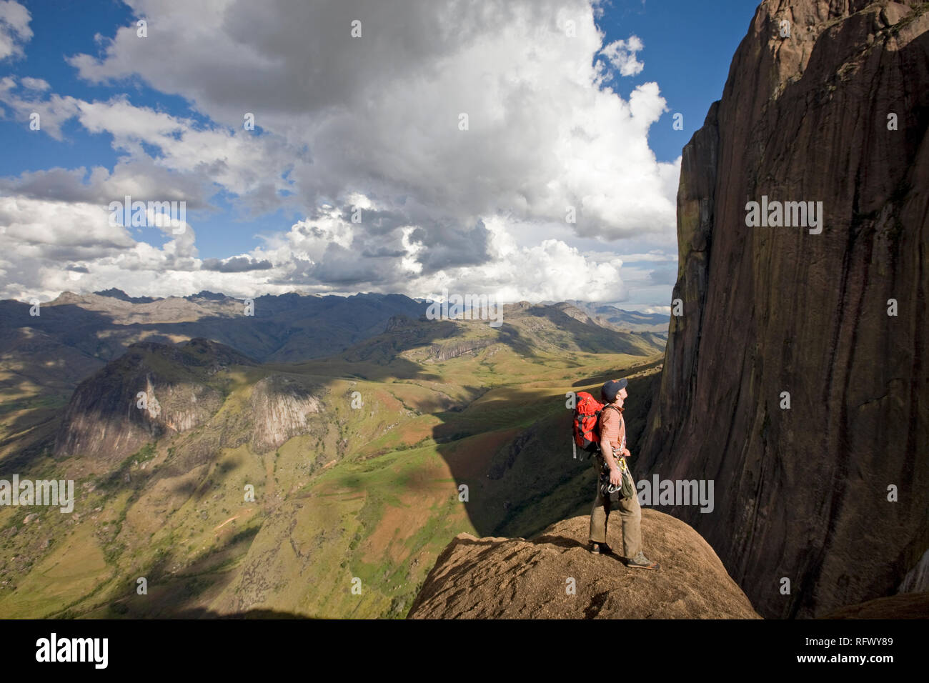 Kletterer schaut über die massiv Tsaranoro, südliche Madagaskar, Afrika Stockfoto