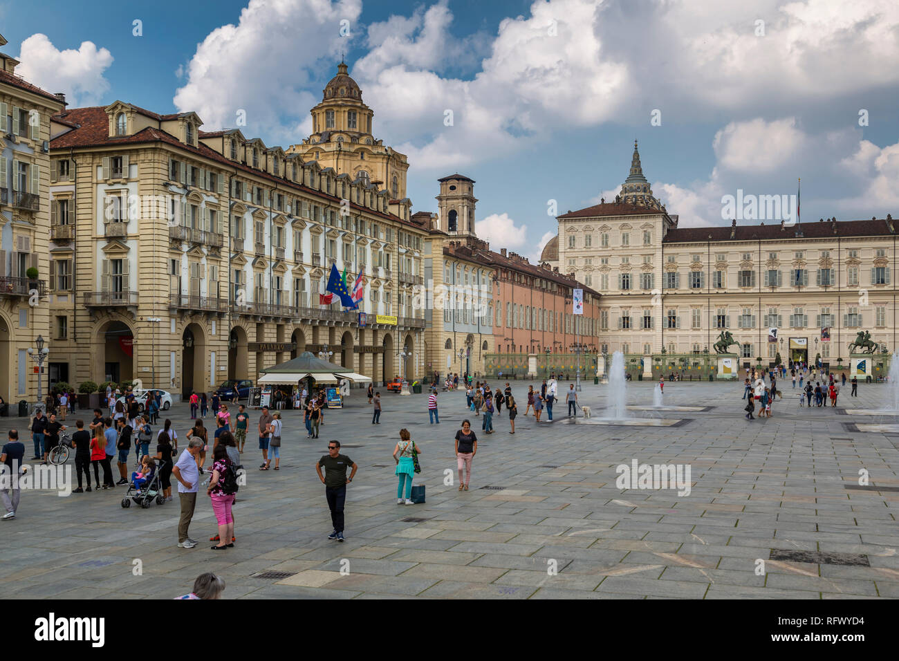 Blick auf die Armeria Reale und Piazza Castello, Turin, Piemont, Italien, Europa Stockfoto Blick auf die Armeria Reale und Piazza Castello, Turin, Piemont, Italien, Europa Stockfoto