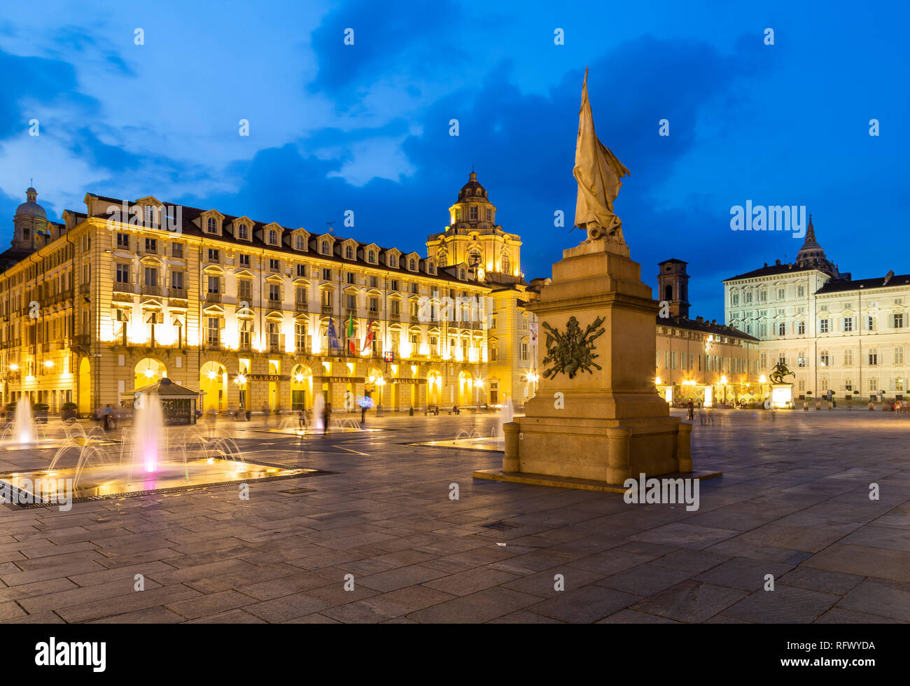 Blick von der Piazza Castello, Palazzo Madama und Palazzo Reale in der Dämmerung, Turin, Piemont, Italien umgeben, Europa Stockfoto