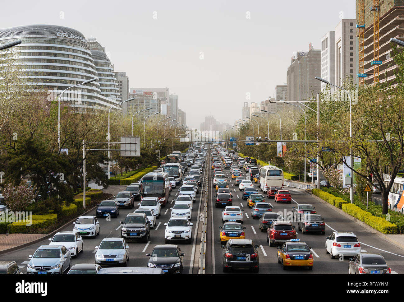 Bei dichtem Verkehr auf der Hauptstraße im Zentrum von Peking, China, Asien Stockfoto
