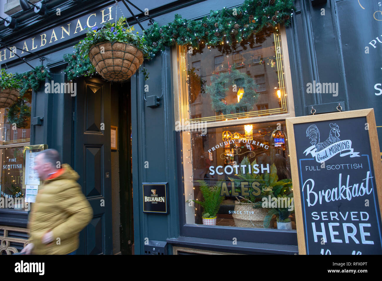 Die Albanach Public House Bar auf der Royal Mile in Edinburgh, Schottland, Großbritannien Stockfoto