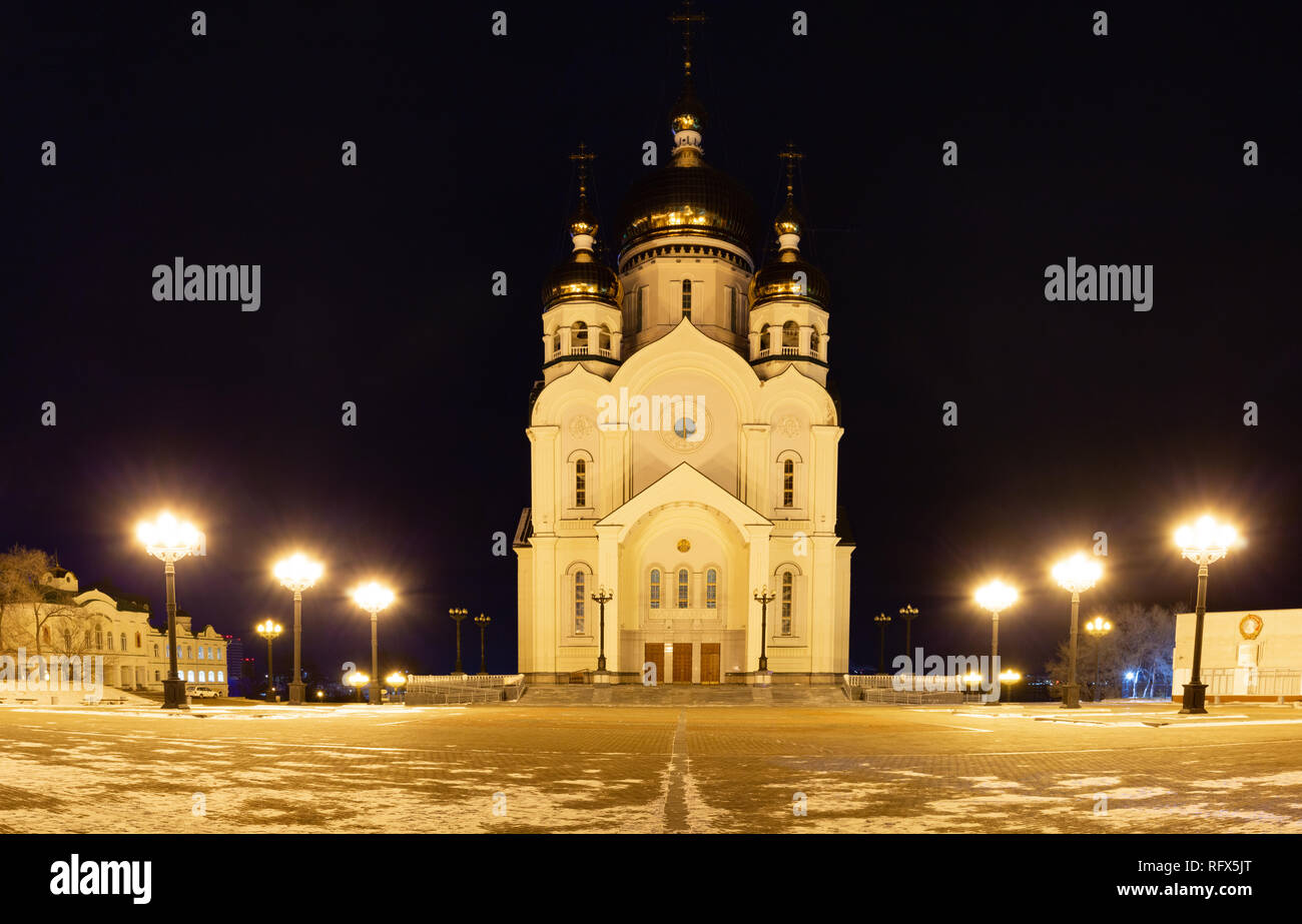 Spaso-Preobrazhensky Cathedral in Chabarowsk in der Nacht. Stockfoto