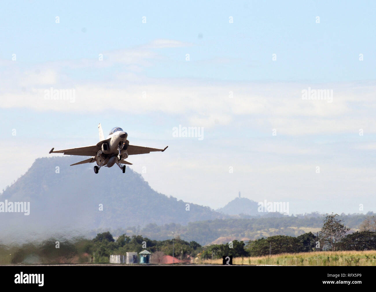 Eine philippinische Luftwaffe FA-50 nimmt während der Bilateralen Luft bedingten Exchange-Philippines (BACE-P) im Cesar Basa Air Base, Philippinen, Jan. 22, 2019. Dies ist der siebte Iteration von BACE-P von US Pacific Command gegründet und von der Zentrale pazifische Luftwaffen ausgeführt. Dieser Austausch fördern die Interoperabilität, bauen auf dem Fundament einer starken US-- Philippinen Alliance", und das US-Engagement in der indopazifischen Region bekräftigen. (U.S. Air Force Foto: Staff Sgt. Anthony Klein) Stockfoto