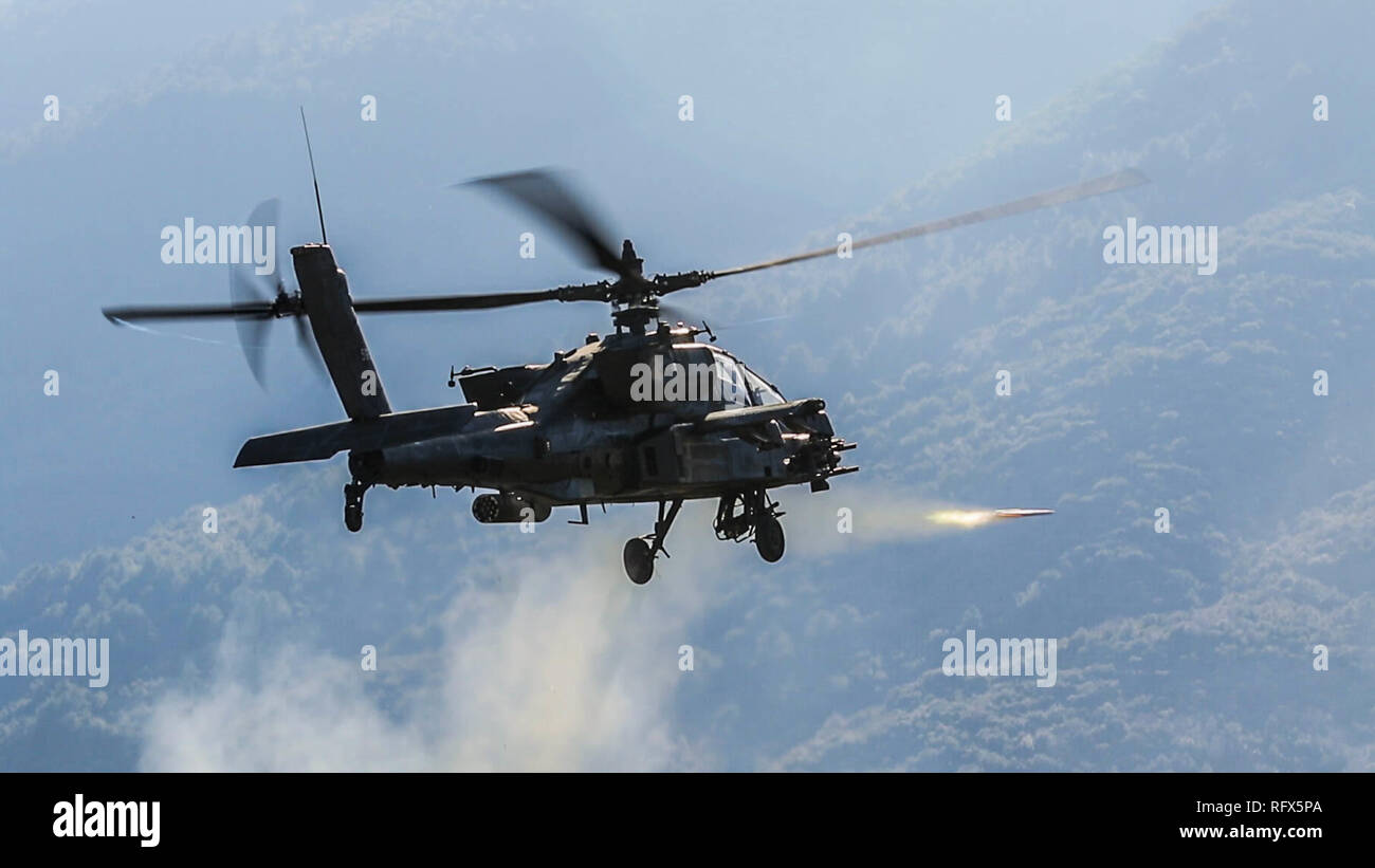 Eine AH-64 Apache Helikopter mit der 6. Staffel, 17 Cavalry Regiment, 4 Combat Aviation Brigade, Brände eine Hydra 70 Rakete während einer kombinierten Waffen live fire Übung in Litochoro, Griechenland, 23. Januar, 2019. Alliierte und Partner Kräfte Zug zusammen häufig aus strategisch positioniert, Basen in Europa, die für eine rechtzeitige und koordinierte Reaktion auf jede Aggression kritisch sind. (U.S. Armee Foto: Staff Sgt. Kris Bonet) Stockfoto