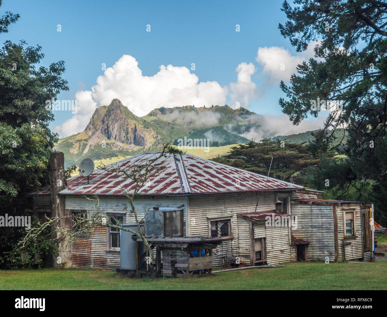 Abgebrochene Wellblech Bauernhaus, Tapuaeroa Valley, East Cape, North Island, Neuseeland Stockfoto