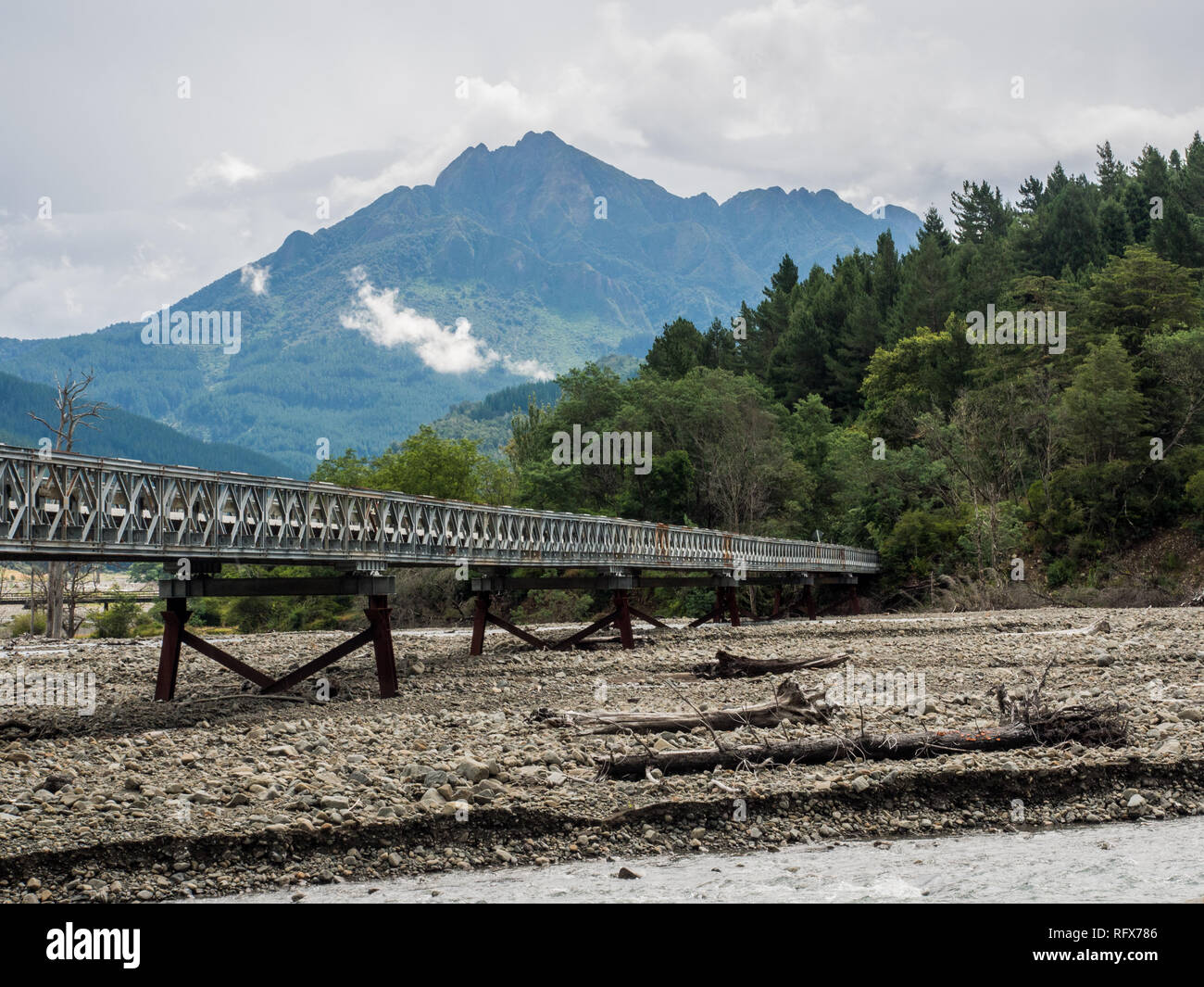 Hikurangi heiligen Berg von ngati Porou, und Brücke über Raparapariki Stream, am Zusammenfluss mit Tapuaeroa River, East Cape, Neuseeland Stockfoto