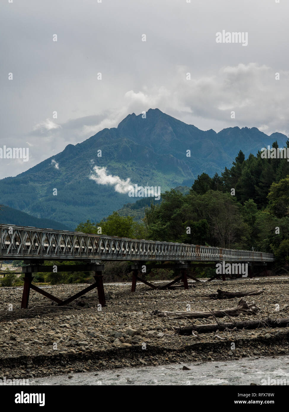 Hikurangi heiligen Berg von ngati Porou, und Brücke über Raparapariki Stream, am Zusammenfluss mit Tapuaeroa River, East Cape, Neuseeland Stockfoto