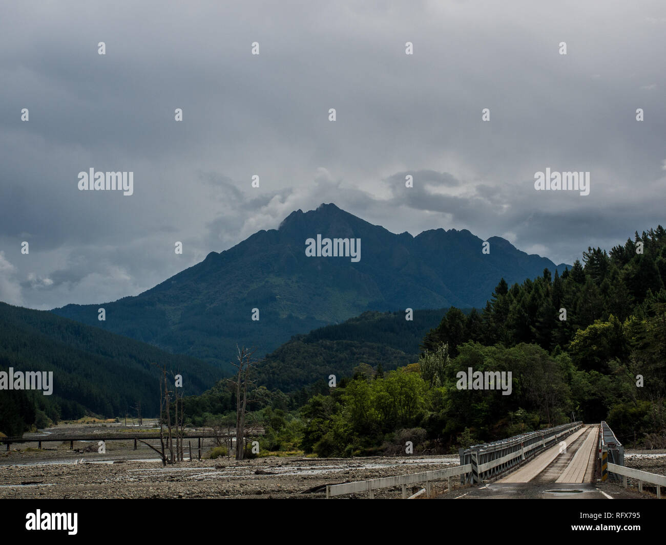 Hikurangi heiligen Berg von ngati Porou, und Brücke über Raparapariki Stream, am Zusammenfluss mit Tapuaeroa River, East Cape, Neuseeland Stockfoto