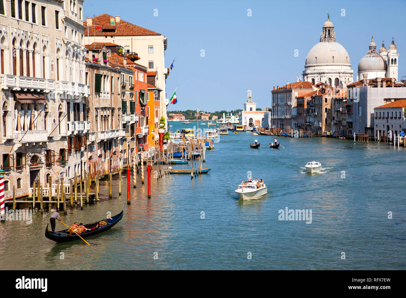 Blick auf den Canal Grande von der Ponte dell'Accademia in Venedig. Stockfoto