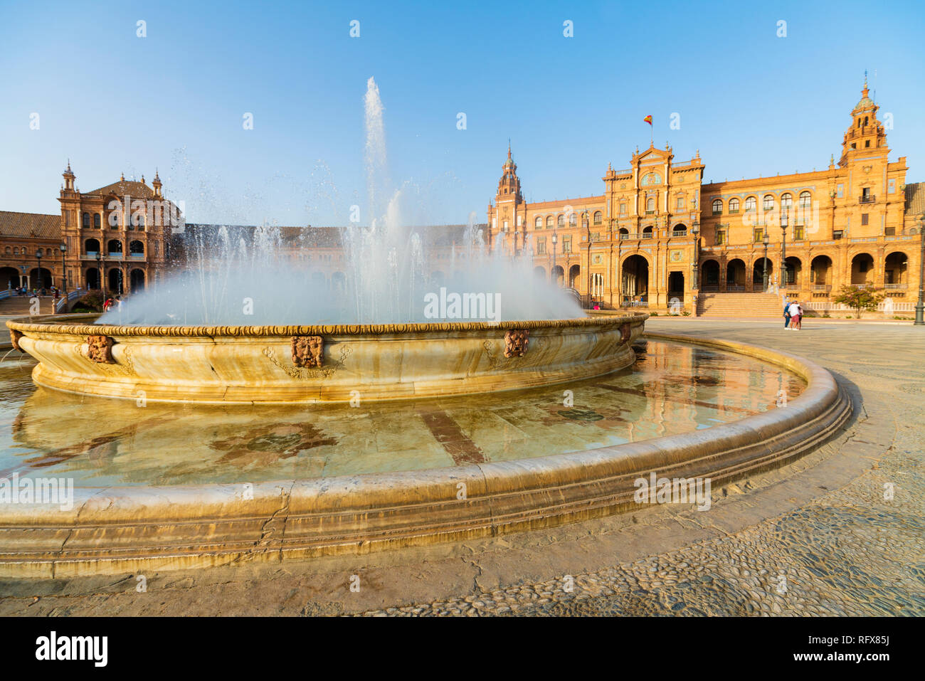 Vicente Traver Brunnen mit Blick auf die zentralen Gebäude der Plaza de Espana, Sevilla, Andalusien, Spanien, Europa Stockfoto