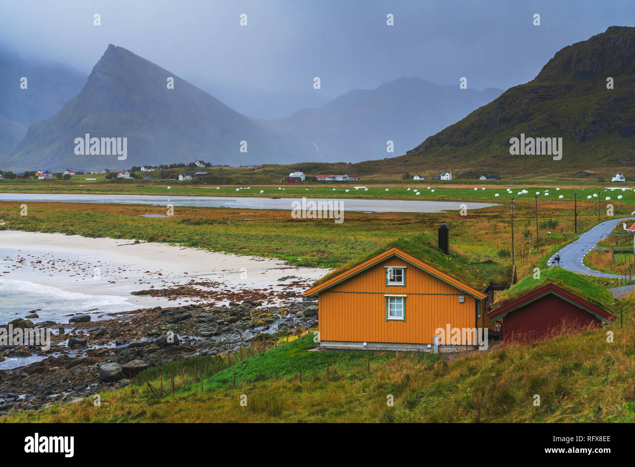 Häuser mit Grasdach am Meer, Fredvang, Nordland County, Lofoten, Norwegen, Europa Stockfoto