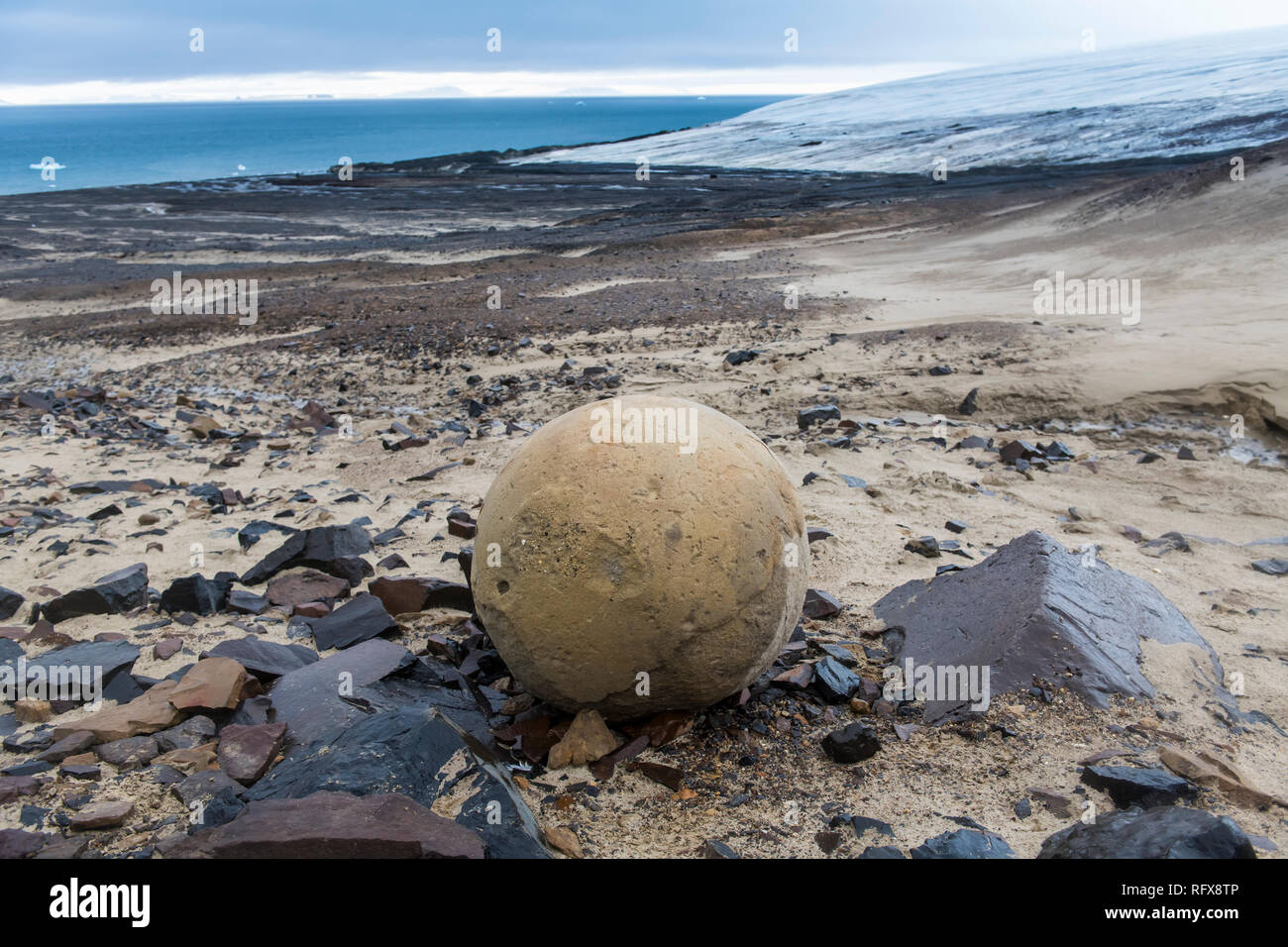 Riesen Stein Kugel, Champ Insel, Franz Josef Land Archipel, Arkhangelsk, Arktis, Rußland, Europa Stockfoto