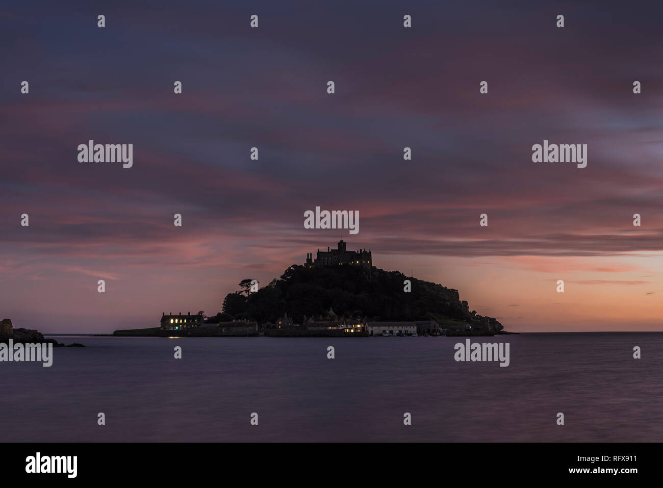 Die schönen und romantischen St. Michaels mount in der Dämmerung unter einer wunderschönen roten Himmel Marazion Cornwall UK Europa Stockfoto