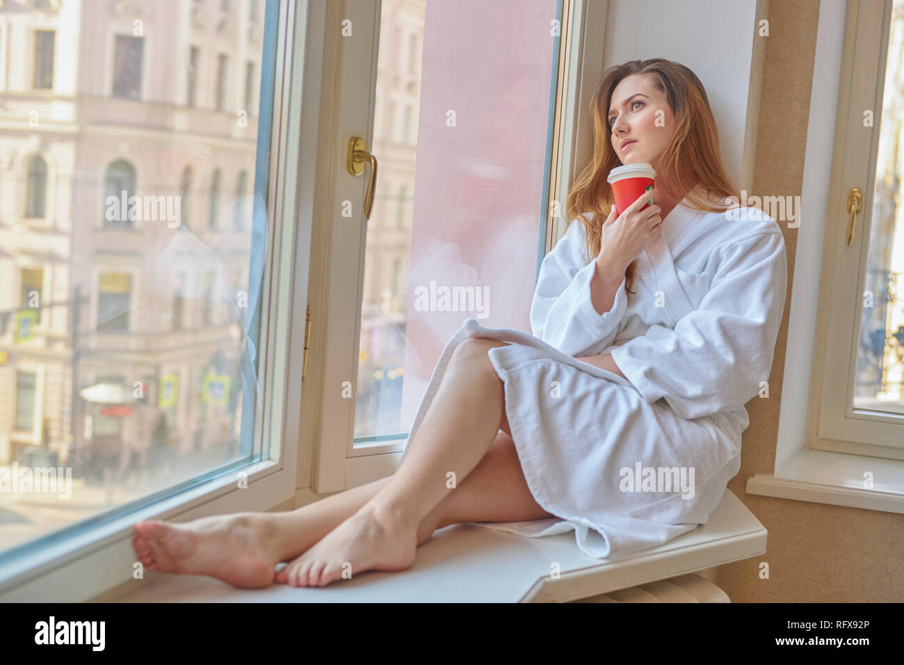 Sankt Petersburg, Russland - ca. April 2017: Frau mit Tasse Kaffee von Starbucks Stockfoto