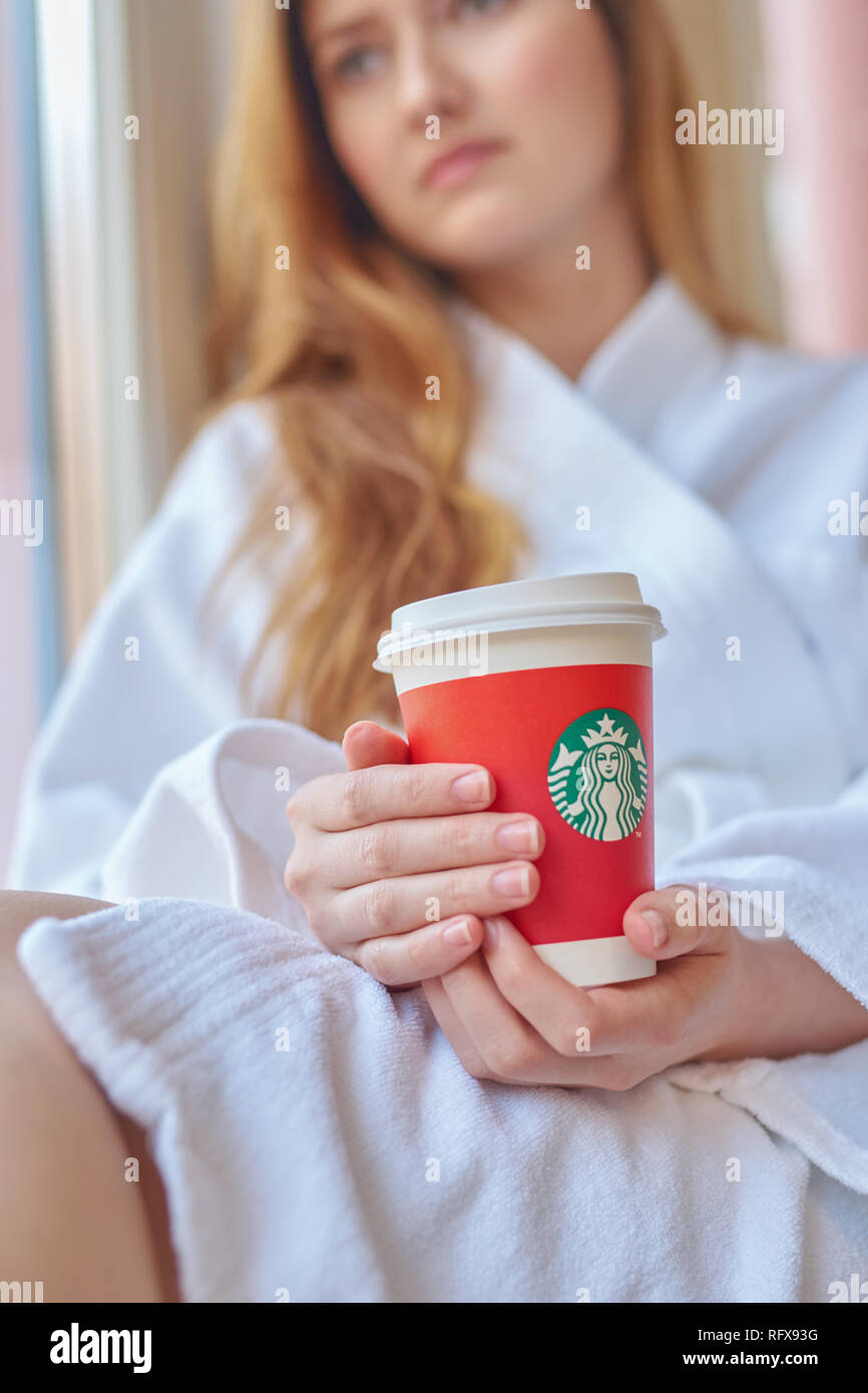 Sankt Petersburg, Russland - ca. April 2017: Frau mit Tasse Kaffee von Starbucks Stockfoto
