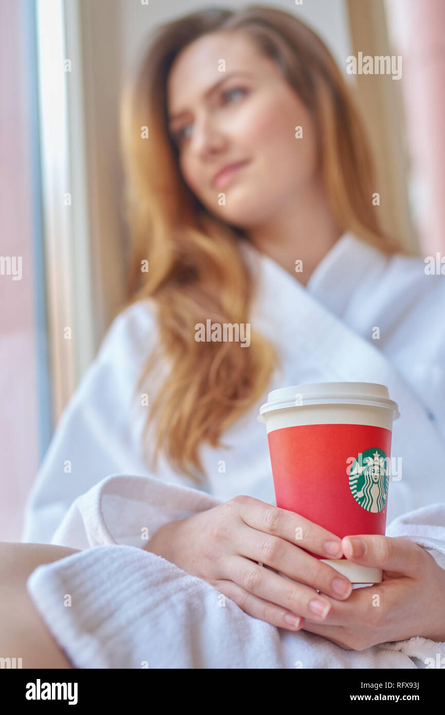 Sankt Petersburg, Russland - ca. April 2017: Frau mit Tasse Kaffee von Starbucks Stockfoto