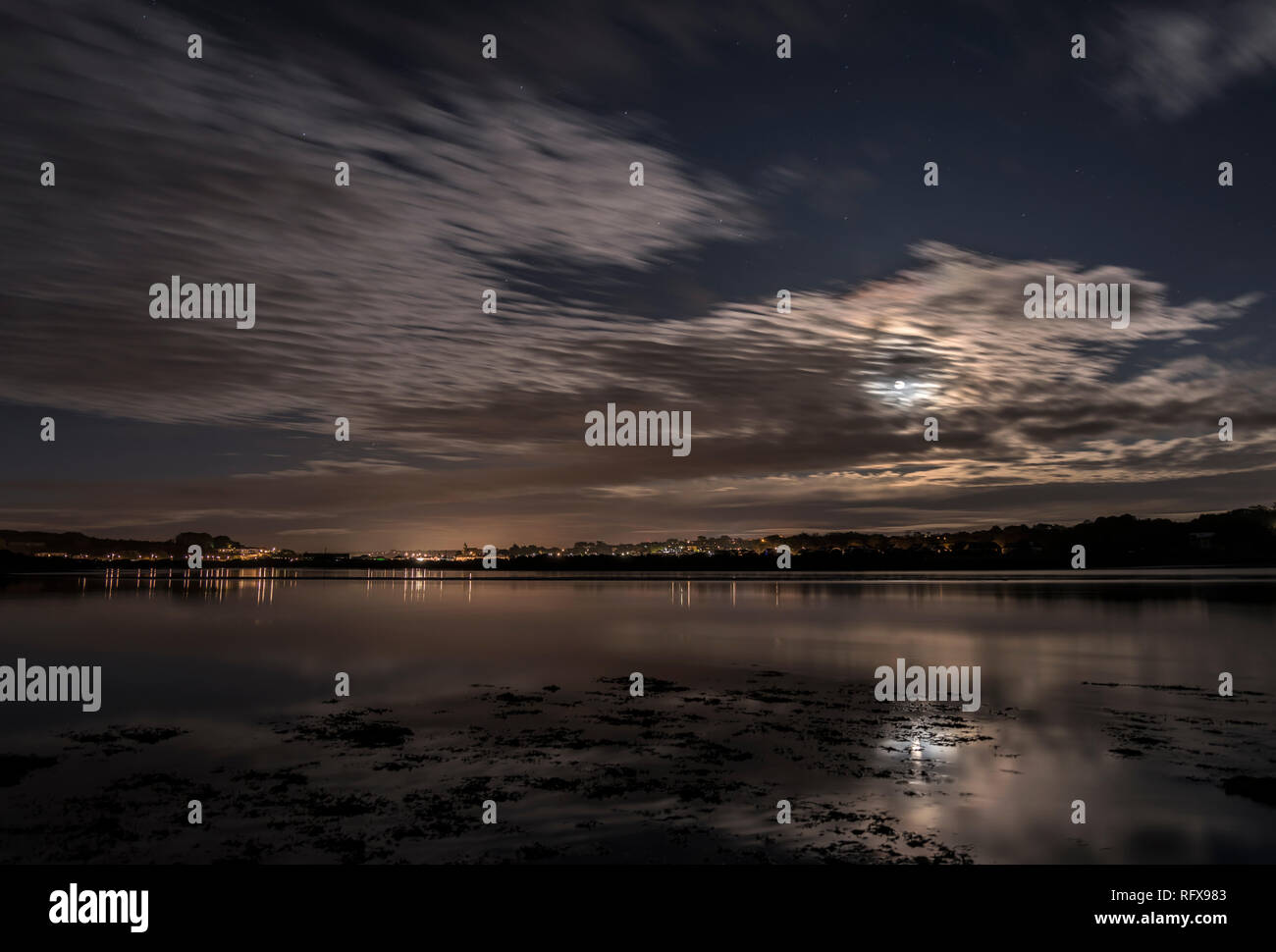 Wolken, die den Mond auf eine friedliche noch Nacht in Lelant Mündung St. Ives, Cornwall UK Europa Stockfoto