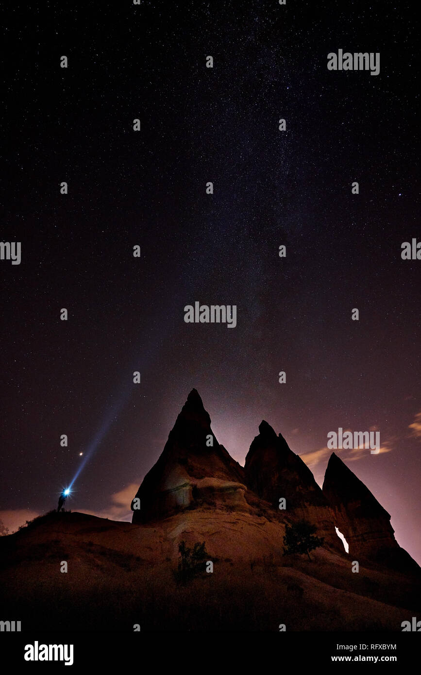 Sterne mit einzigartigen Geologie von Kappadokien in einer Sommernacht, Türkei Stockfoto