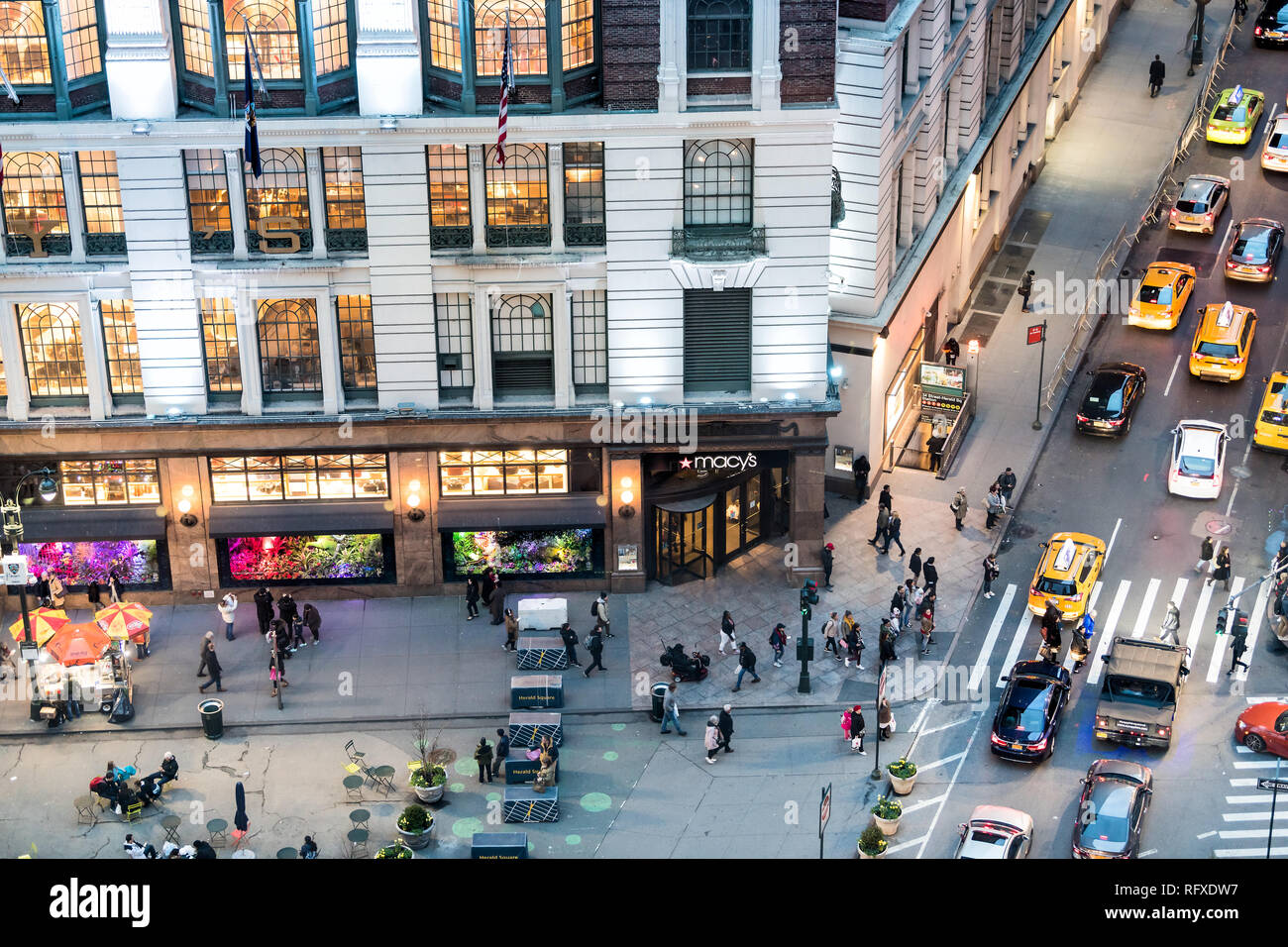New York City, USA, 6. April 2018: Die hohen Winkel Luftaufnahme von Macy's Store Ecke in New York Herald Square in Midtown mit Masse von Menschen und Verkehr Autos ein Stockfoto