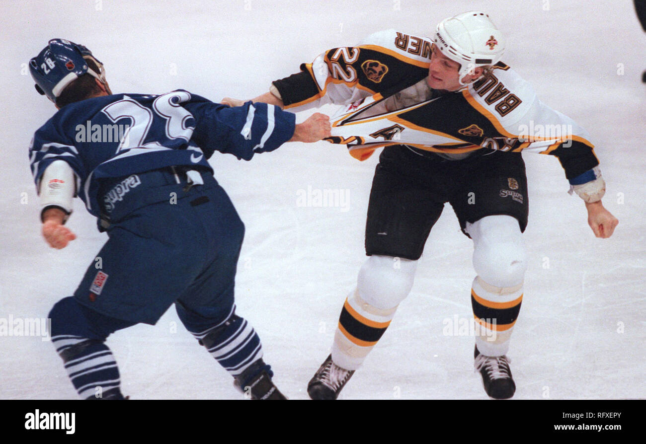 TIE DOMI (links) und Ken BAUMGATER ZERREN an EINANDER WÄHREND DER ZWEITEN PERIODE DER KAMPF UM DIE Fleet Center in Boston, MA USA NOV. 6,1998 FOTO VON BILL BELKNAP Stockfoto