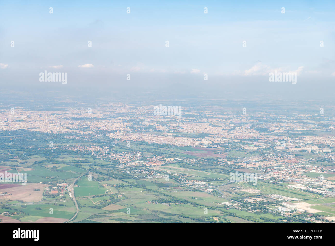 Italien Antenne hohen Winkel Blick aus dem Fenster auf die Vorstädte, Häuser Feldern und Dunst bei Tag Stockfoto