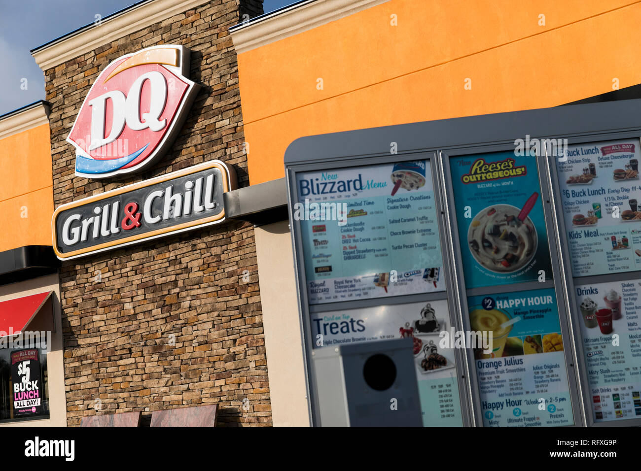 Ein logo Zeichen außerhalb einer Dairy Queen fast food Restaurant Lage in Chambersburg, Pennsylvania am 25. Januar 2019. Stockfoto