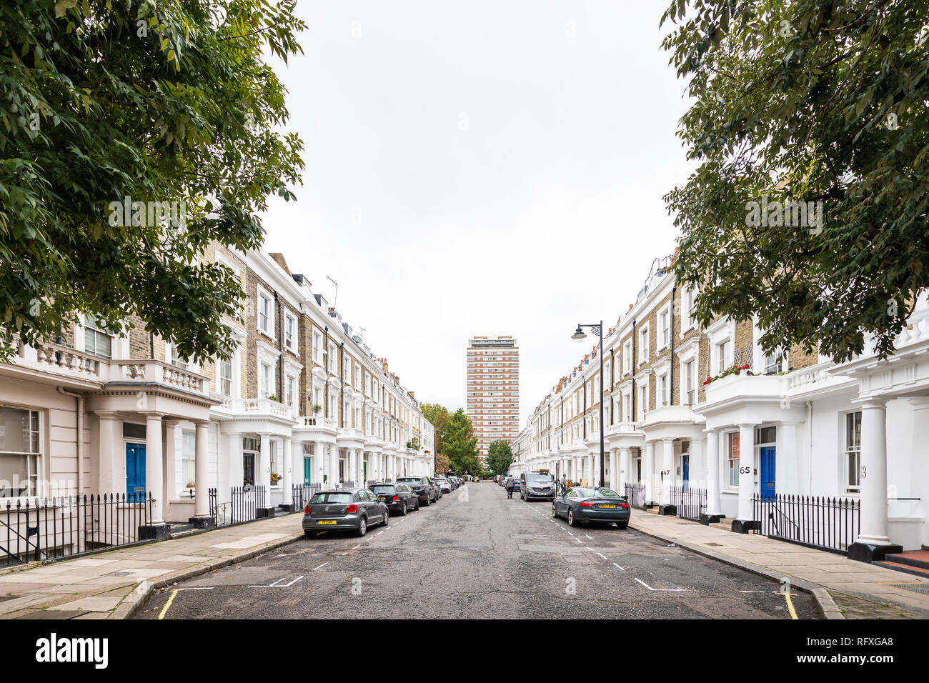 London, Großbritannien - 12 September 2018: Weitwinkelaufnahme der Nachbarschaft Stadtteil Pimlico leere Straße Gasse mit historischer Architektur und niemand Stockfoto