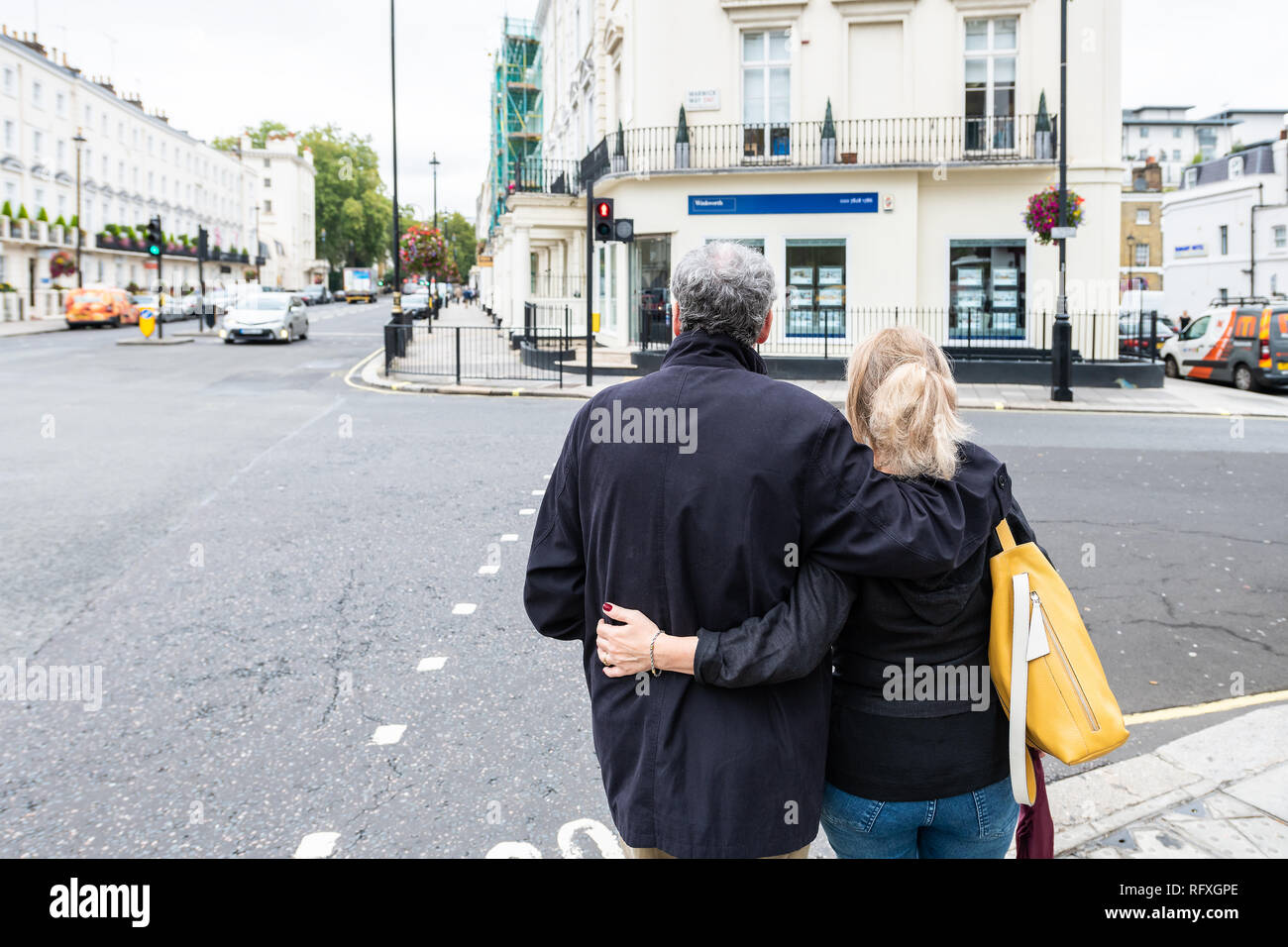 London, Großbritannien - 12 September 2018: Romantisches Paar Umarmung stehen in der Nachbarschaft Stadtteil Pimlico Victoria street Gasse mit historischen architectu Stockfoto