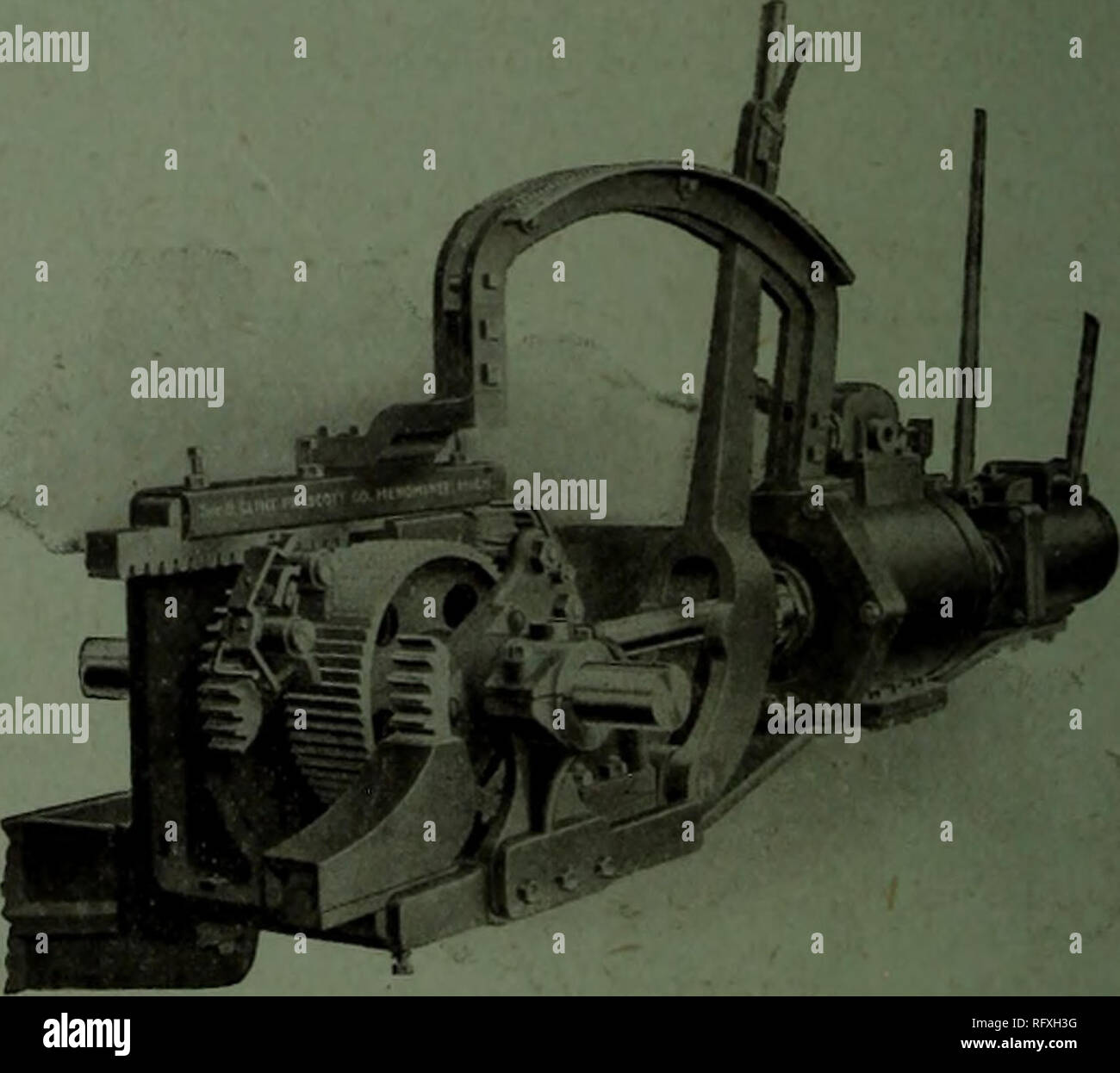 . Kanadische Forstindustrie 1903. Holzschlag; Wälder und Forstwirtschaft; Wald; Wald - zellstoffindustrie; Holz verarbeitenden Industrien. Sägewerk Männer sind schnell herausfinden und schätzen die große Einsparung durch den Einsatz von Dampf Maschinen erfolgen. Wir haben diese Maschinen geliefert auf Versuch auf dem Verständnis, dass Sie Waren an uns zurückzugeben, wenn Sie nicht jedes Ergebnis geben, versprochen. Keiner hat jemals zurückgegeben wurde. Ihre setter fragen, ob er nicht besser arbeiten mit einer dieser Maschinen tun konnten, dann uns für Preise und Kataloge zu schreiben. Die standard Größe schneiden, wie in gezeigt, ist gut zu allen bekannten Stockfoto