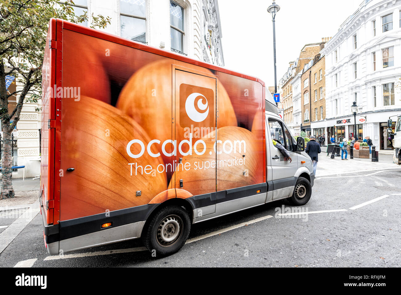 London, Großbritannien - 12 September 2018: ocado Online Store einkaufen Lieferung Supermarkt Zeichen auf Lkw closeup in Covent Garden in der Nähe von SoHo mit Rot oder Stockfoto