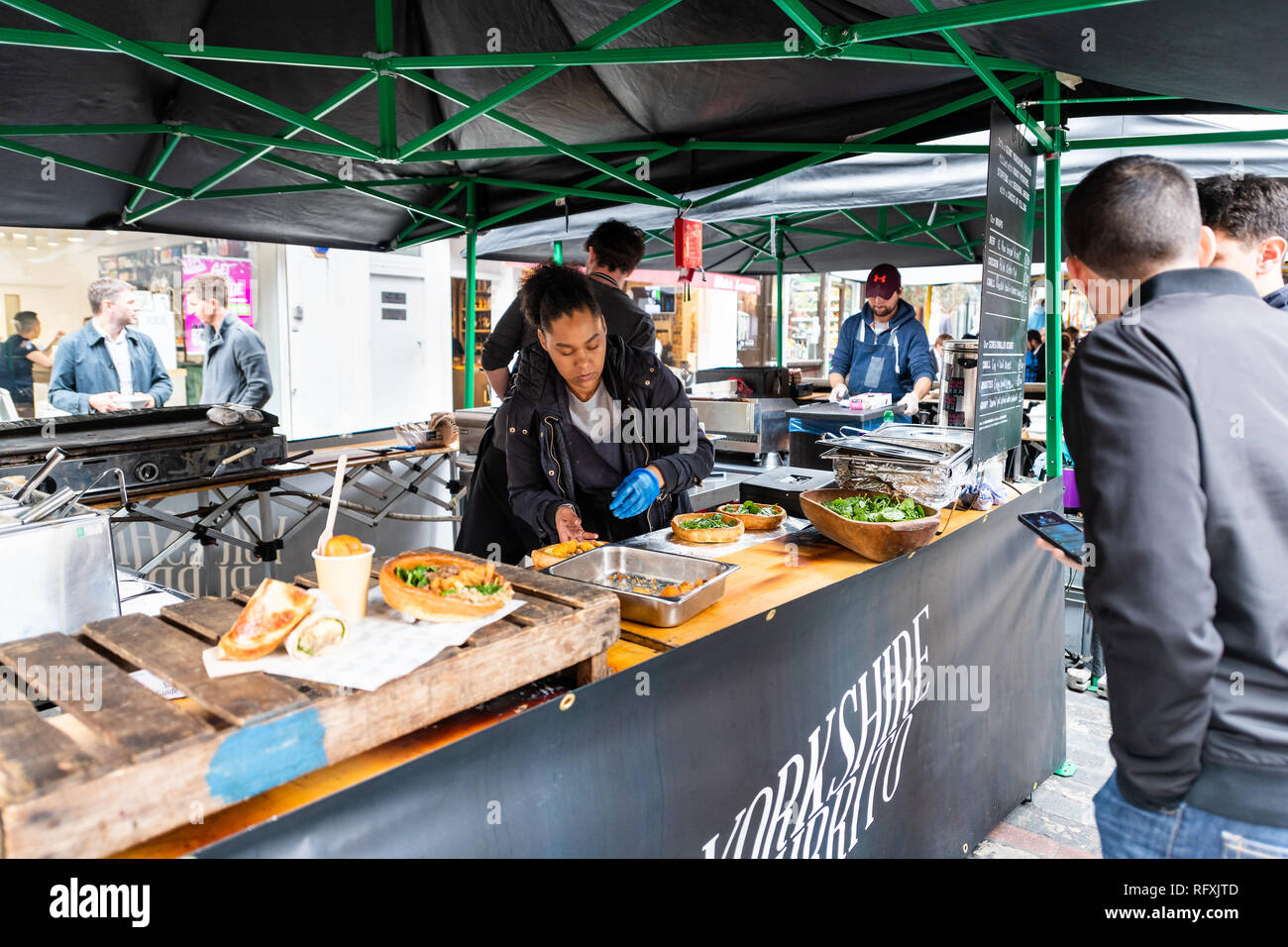 London, Großbritannien - 12 September, 2018: die berühmte Brauerei Market Street mit Soho Garküche und Anbieter außerhalb und Menschen bestellen Yorkshire Pudding burritos Stockfoto