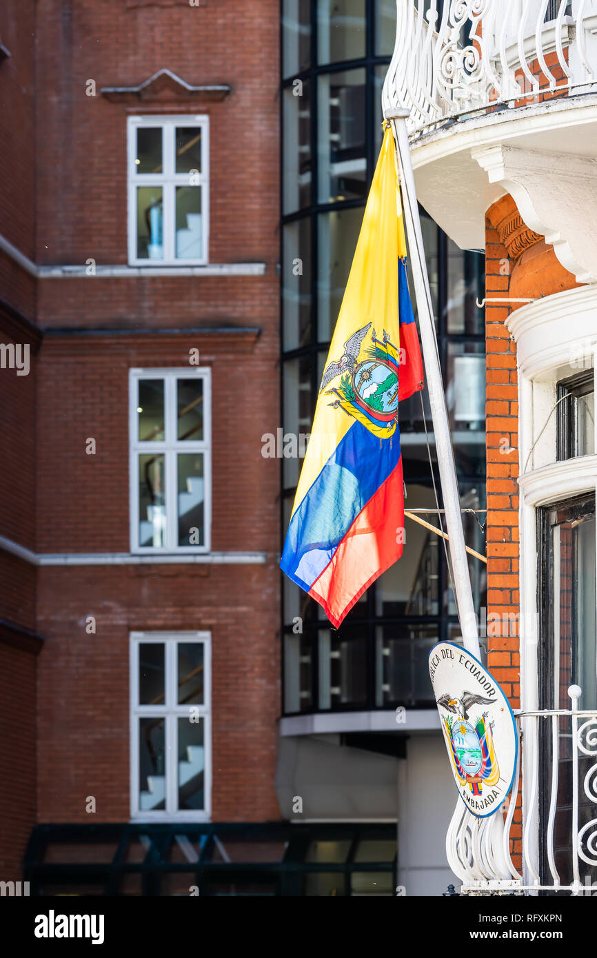London, Großbritannien - 13 September, 2018: Knightsbridge Hans Crescent Street und Ziegel viktorianische Architektur Ecuador Botschaft Flagge Assange closeup Stockfoto