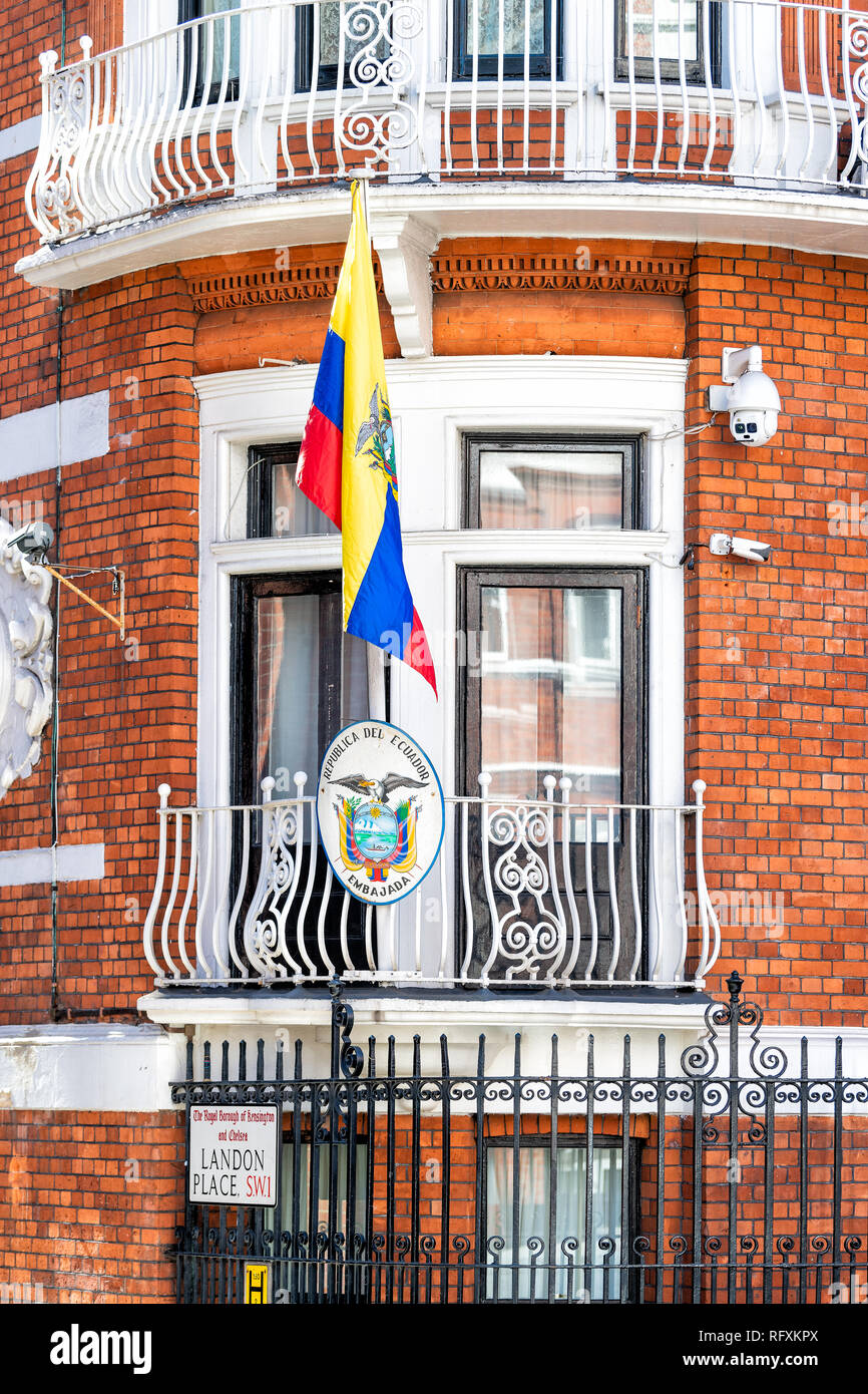 London, Großbritannien - 13 September, 2018: Knightsbridge Hans Crescent Street Landon Ort und Ziegel viktorianische Architektur Ecuador Botschaft Flagge Assange closeup Stockfoto