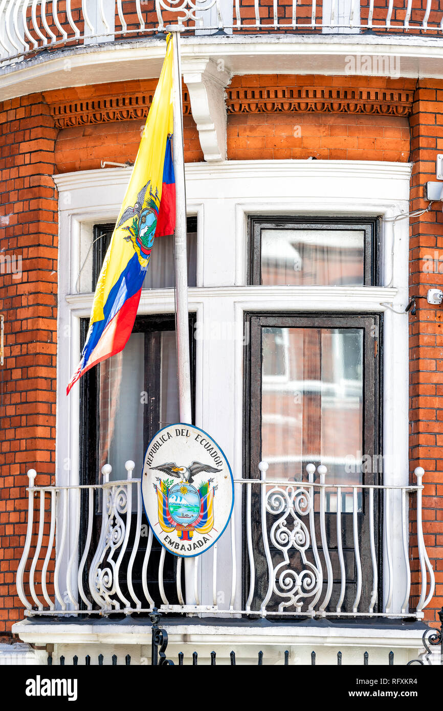 London, Großbritannien - 13 September, 2018: Knightsbridge Hans Crescent Landon und viktorianischer Architektur Ecuador Botschaft Flagge Assange closeup Stockfoto