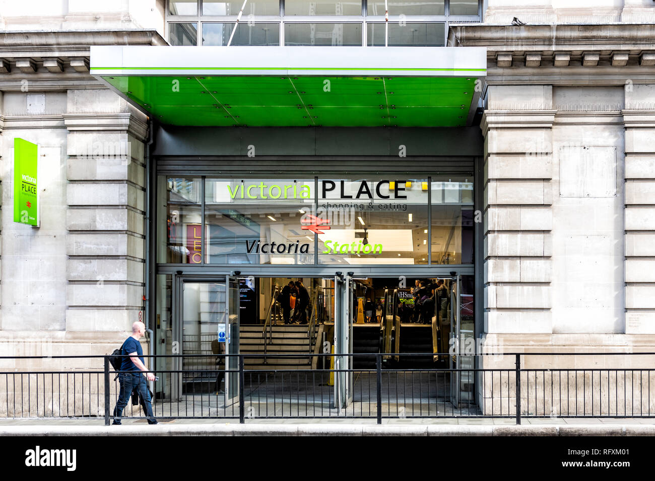 London, Großbritannien - 15 September, 2018: Grünes Glas moderne Zeichen auf Gebäude für Victoria Place Shopping und Essen Coach Station und Menschen zu Fuß von Entran Stockfoto