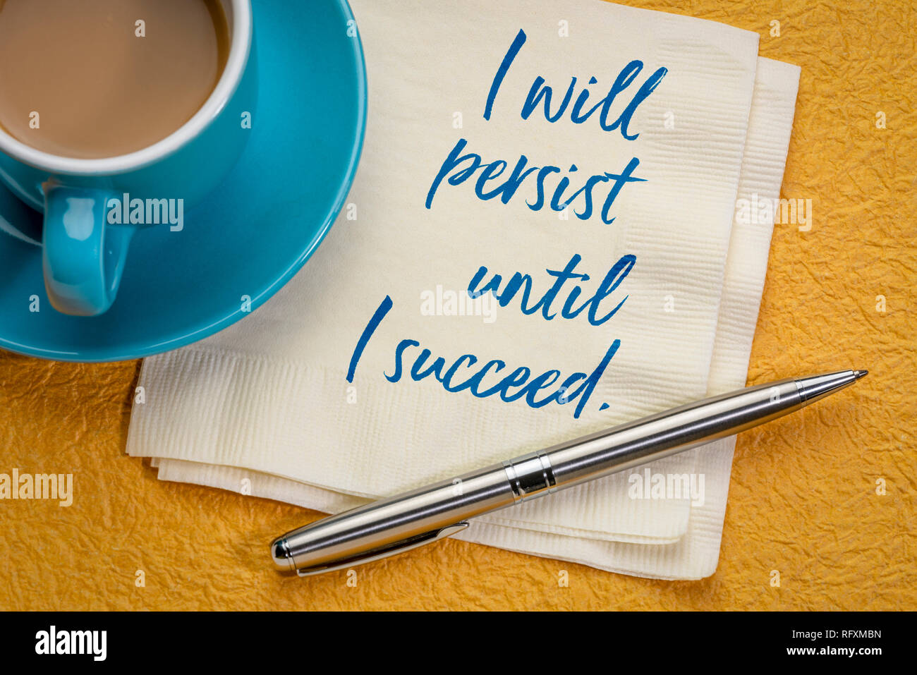 Ich werde bestehen bleiben, bis ich erfolgreich - Handschrift auf eine Serviette mit einer Tasse Kaffee Stockfoto