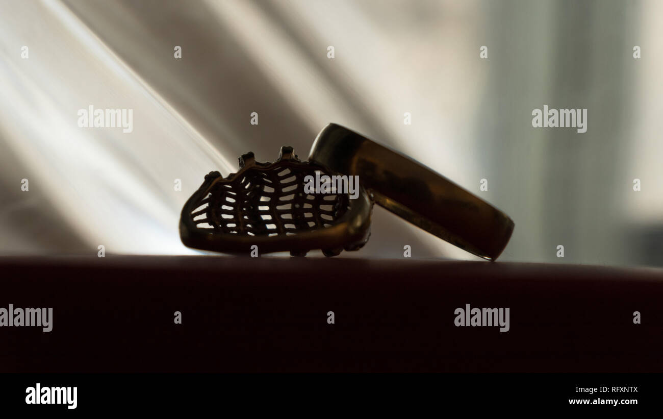 Trauringe Silhouette auf Tisch Stockfoto