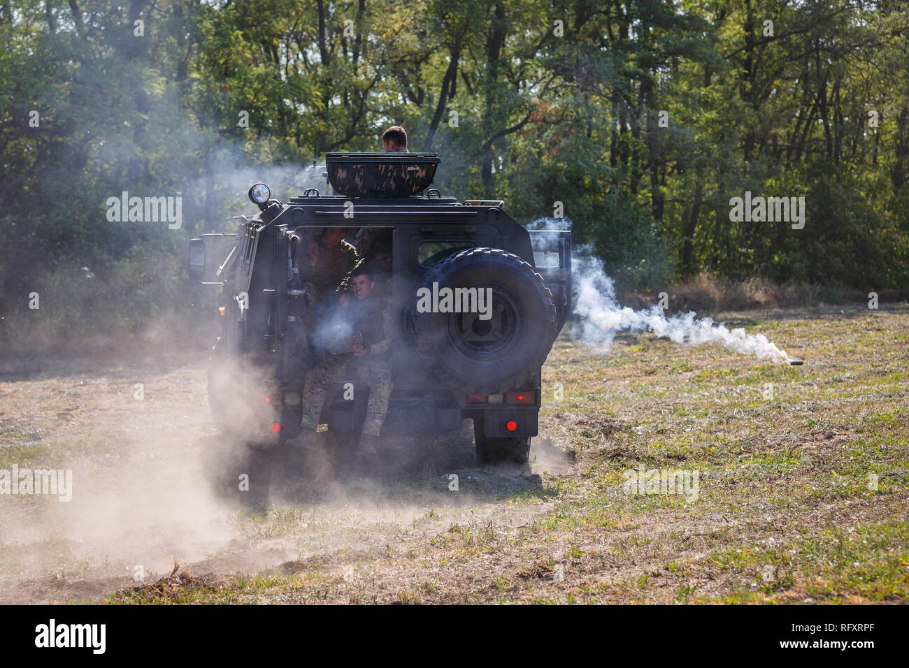 Historische Festival Sambek Höhen. Soldaten der Special purpose Ablösung fahren in einem gepanzerten Auto auf dem Feld und schoß ein Maschinengewehr Stockfoto