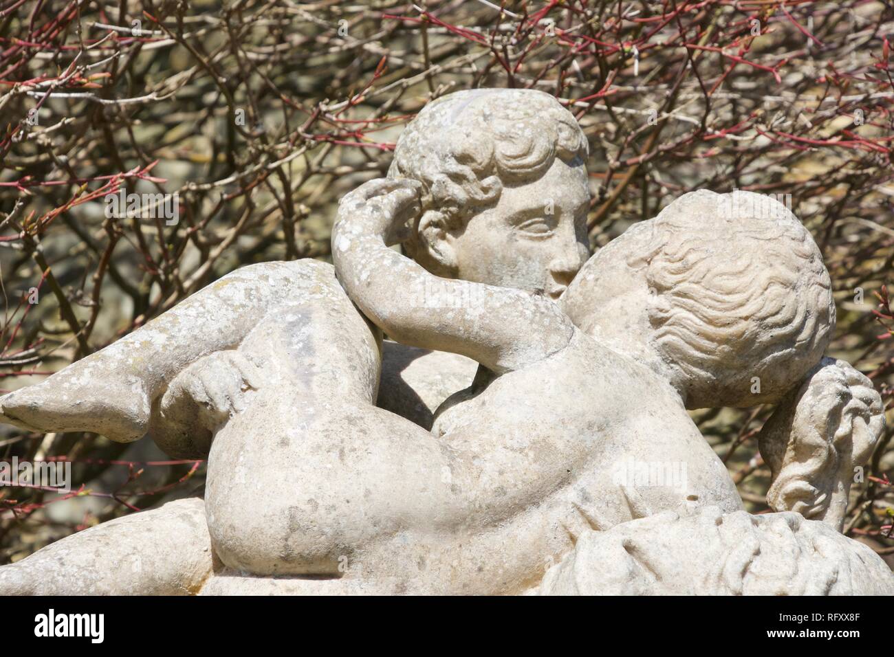 Eine im Freien, steinerne Statue von zwei Jungen zu küssen. Es könnte Platonisch sein, aber es könnte auch schwul sein - ein Junge hat seine Hand auf der anderen Gesäß Stockfoto