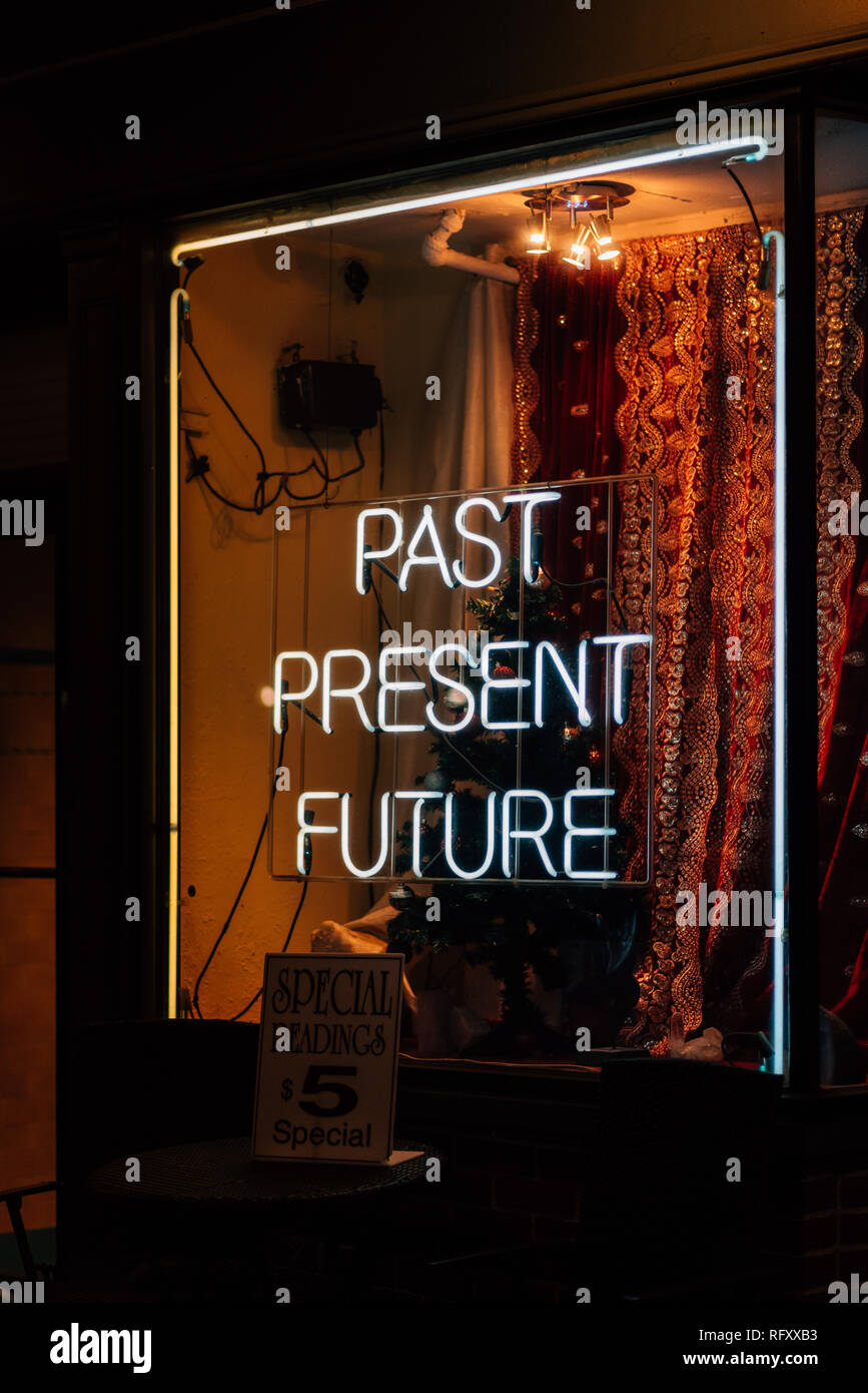 Vergangenheit, Gegenwart, Zukunft psychische Leuchtreklame bei Nacht, im West Village, Manhattan, New York City Stockfoto