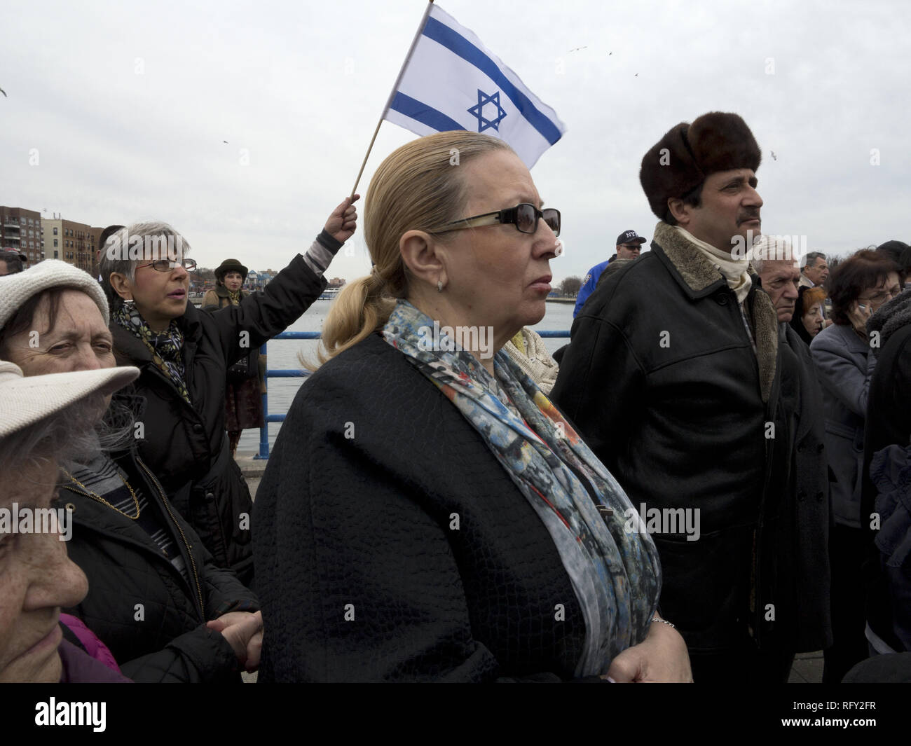 Russische Juden sammeln sich gegen Hass und antisemitismus im Holocaust Memorial Park in Sheepshead Bay in Brooklyn, NY, 13. März 2016. Stockfoto