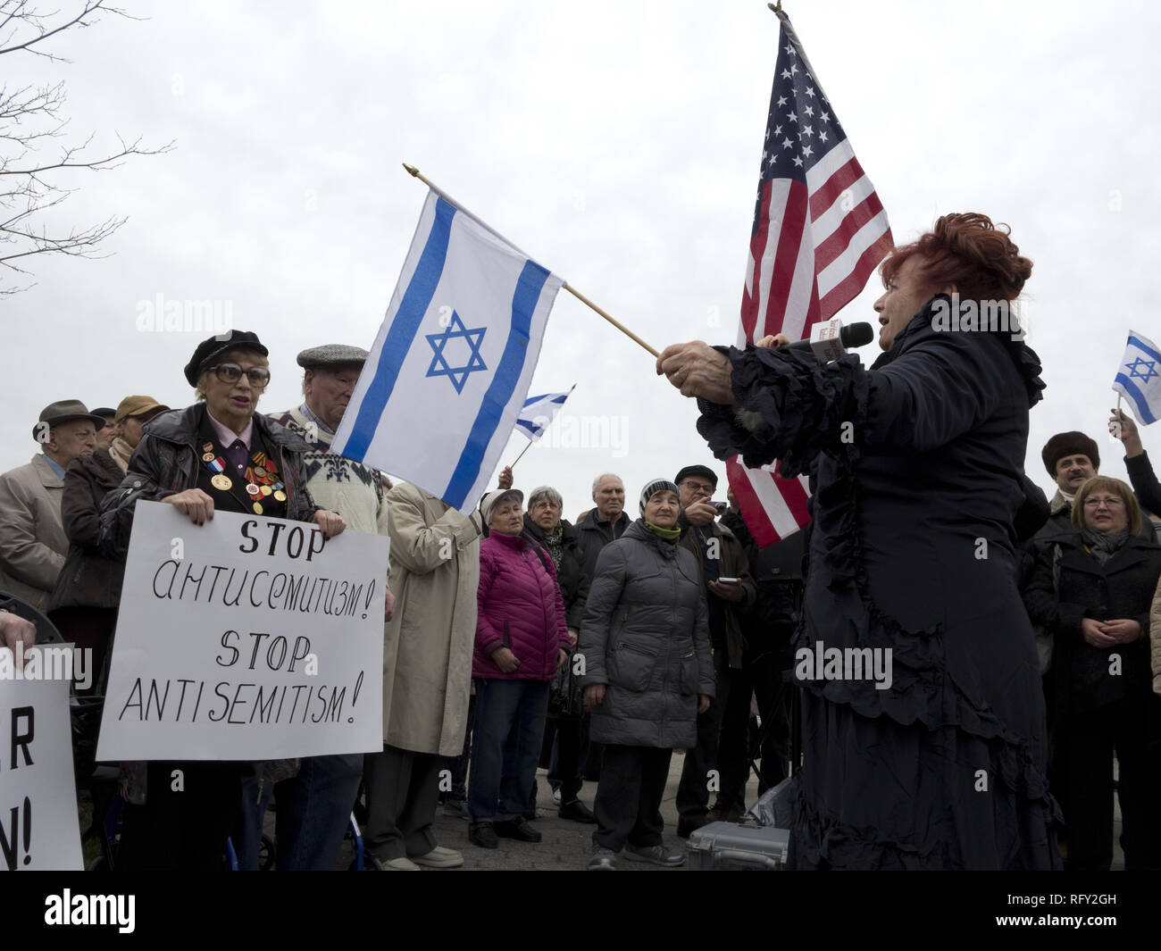 Russische Juden sammeln sich gegen Hass und antisemitismus im Holocaust Memorial Park in Sheepshead Bay in Brooklyn, NY, 13. März 2016. Stockfoto