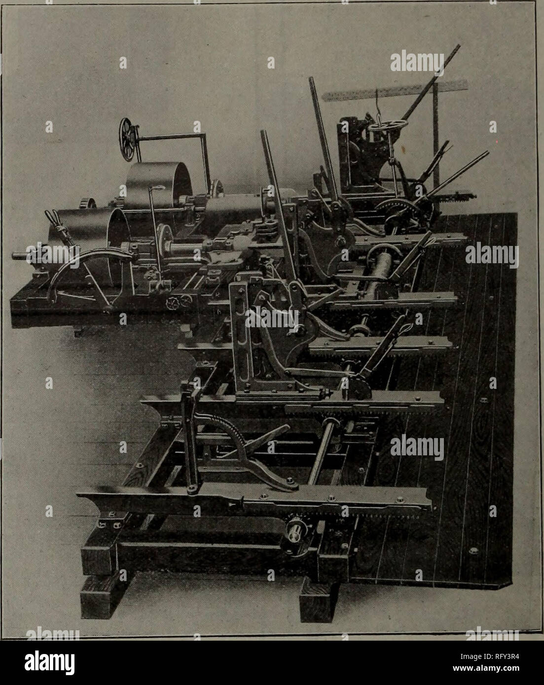 . Kanadische Forstindustrie 1911. Holzschlag; Wälder und Forstwirtschaft; Wald; Wald - zellstoffindustrie; Holz verarbeitenden Industrien. 7° KANADA LUMBERMAN UND WOODWORKER Oxford Gießerei & Amp; Machine Company, Limited OXFORD, Nova Scotia Hersteller aller Arten von Saw Mill Maschinen. Killam Patent Doppel Saw-Bed, mit schweren Rahmen Schlitten, ar - für Dogger und Setter reichten auf Schlitten zu fahren. Dieses Foto zeigt die doppelte Saw-Bed ohne Sägen. Die vordere sah - wird von o bis 6 Zoll bewegen und den Ausgang der Mühle mindestens 50 Prozent erhöhen. Schreiben für Angebote Killam Patent Doppel Saw-Bed, Wi Stockfoto