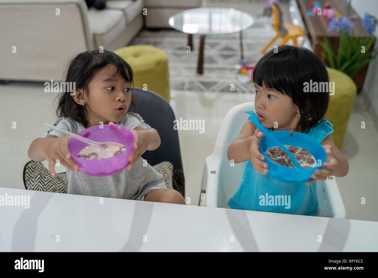Zwei kleine Mädchen will mehr Mahlzeit Stockfoto