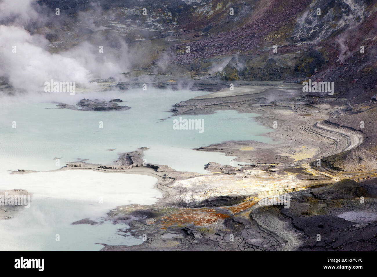 Farbe und Dampf kombinieren die Krater des White Island Volcano einen spektakulären Anblick. Stockfoto