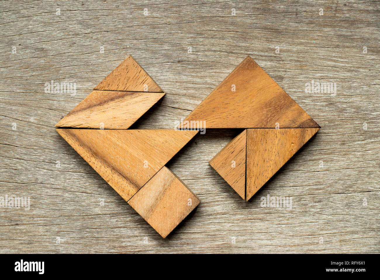 Holz tangram Puzzle in separaten Herzform Hintergrund (Konzept für Liebe, Ehe Scheidung, zerbrochene Beziehung) Stockfoto