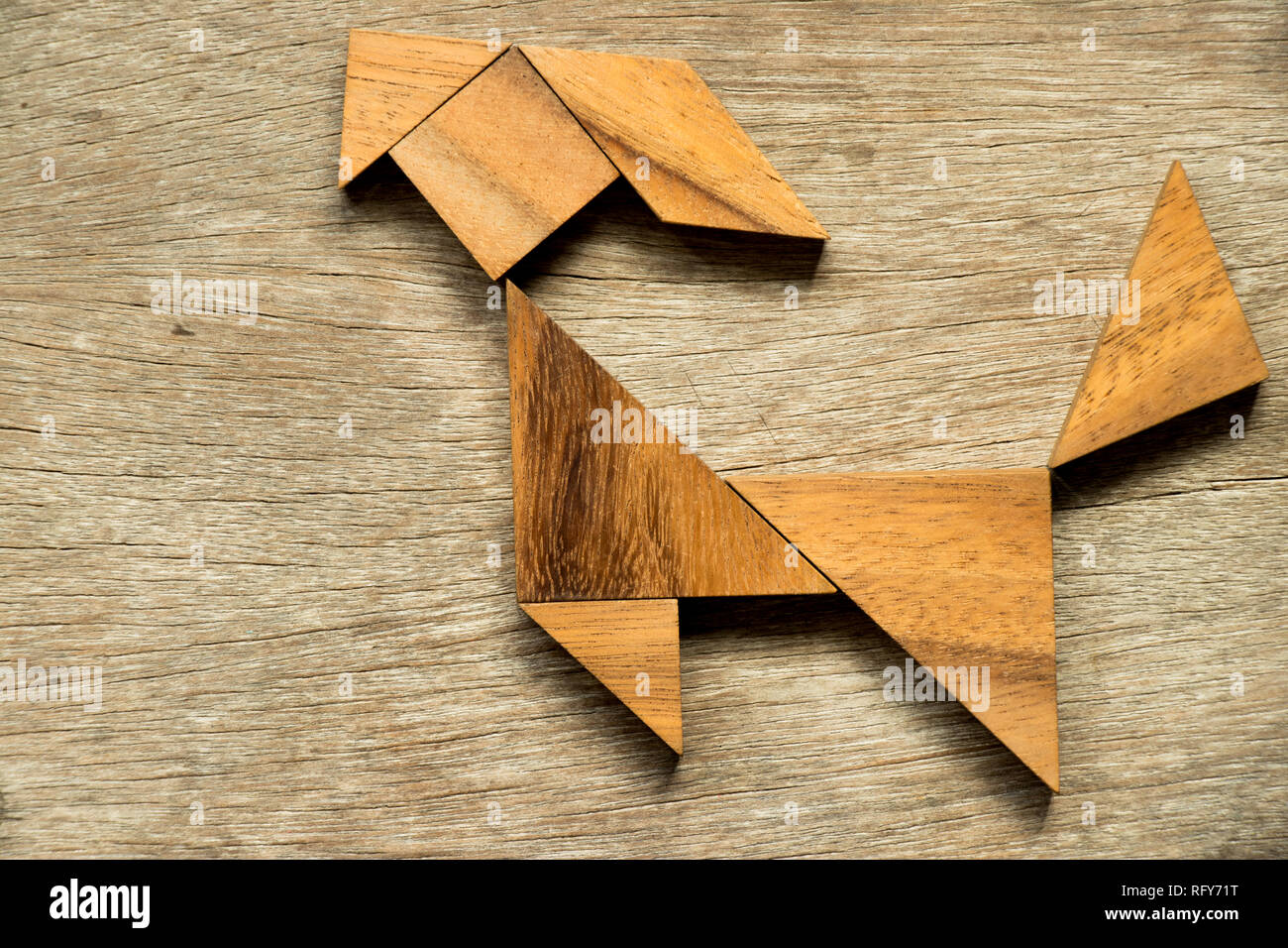 Holz tangram Puzzle in Ziege Form Hintergrund Stockfoto