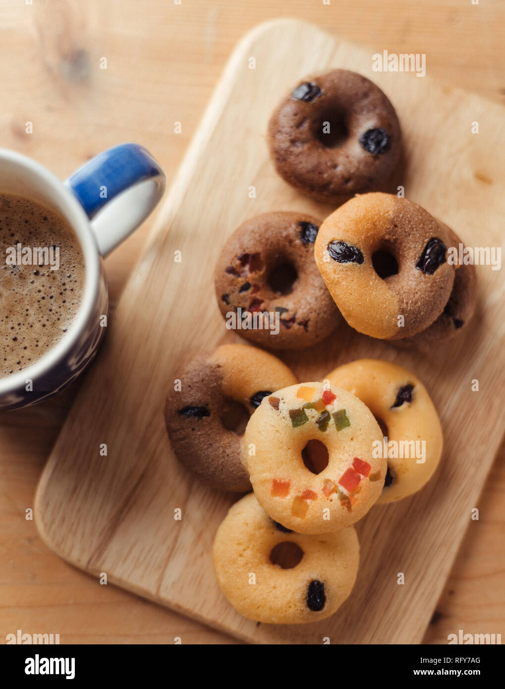 Mini Donuts mit einer Tasse heißen Getränk Stockfoto