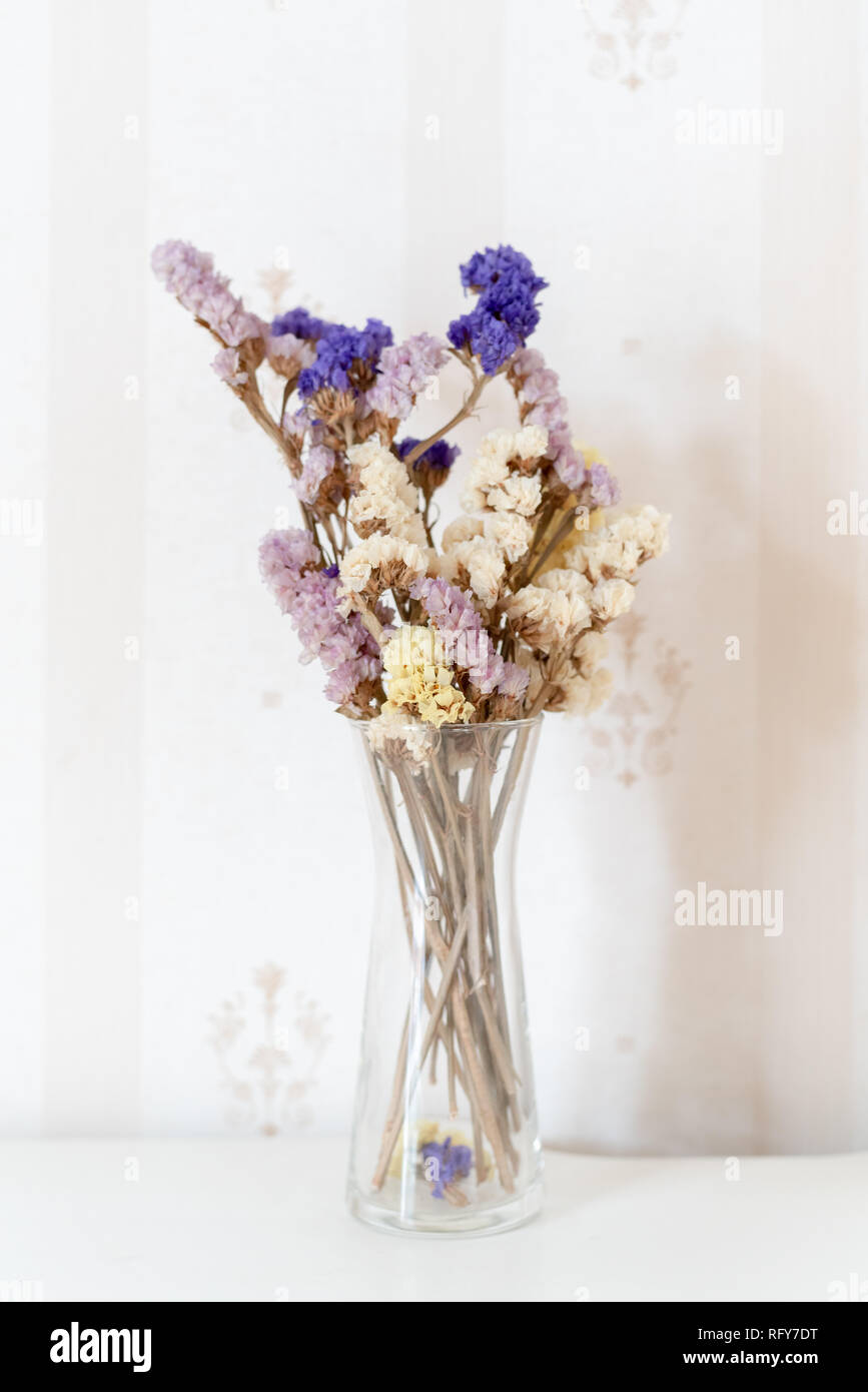 Getrocknete Blumen im Glas Vase Stockfoto