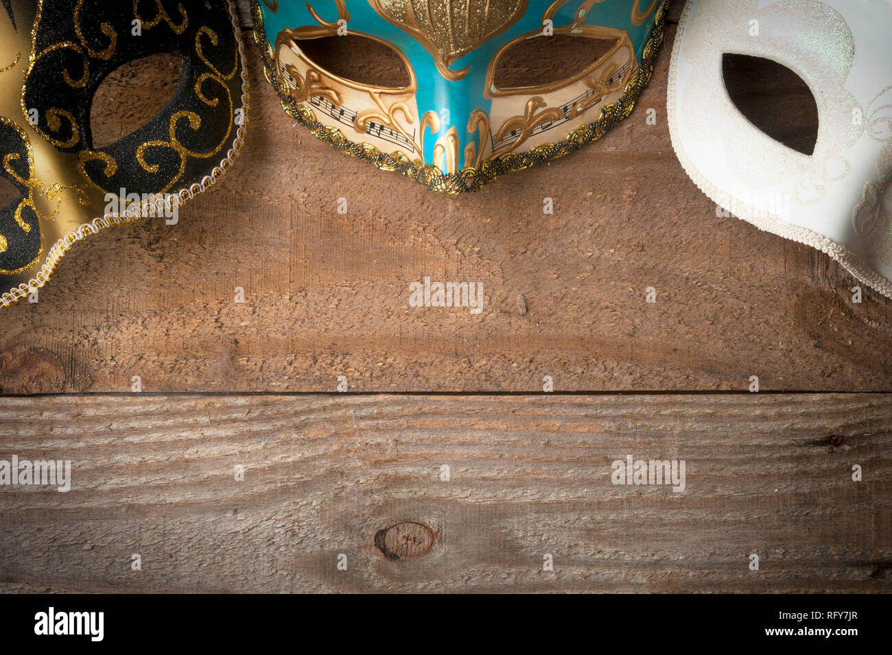 Drei venezianischen Karneval Masken für Mardi Gras Parade auf hölzernen Tisch Stockfoto